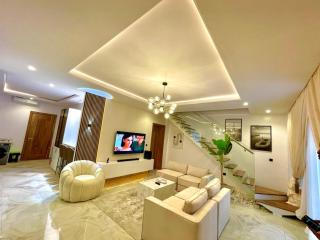 Luxury 2 Bedroom Maisonette with Swimming Pool & PS5 in Lekki - Lagos - 5