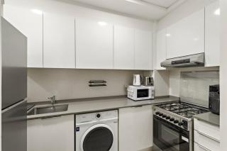 Spacious 1BR Dubai Stay Close to Marina, Emirates Mall & Miracle Garden - 1