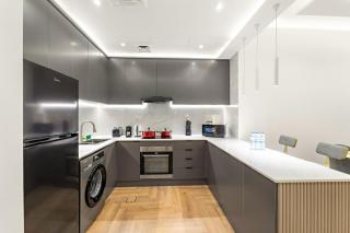 Stylish 1BR with Balcony Near Marina Mall, Pool & Free Parking - 9