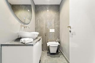 Stylish 1BR with Balcony Near Marina Mall, Pool & Free Parking - 6