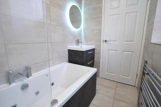 Spacious 2-Bed Home Near Manchester City Centre, Fast WiFi - Manchester - 6