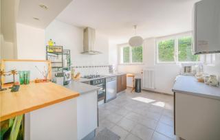 2 Bedroom Lovely Apartment In Poitiers - 3