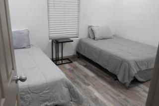 Newly remodeled family friendly home near lake - Lake Havasu City - 1