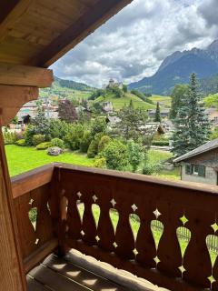 Enchanting 4BR Chalet Nestled in the Heart of a Pristine Apine Landscape - Chateau-d'Oex - 3