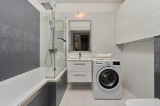 Lively Green Apartment in Wrocław with Balcony and Desk by Noclegi Renters - Wrocław - 5