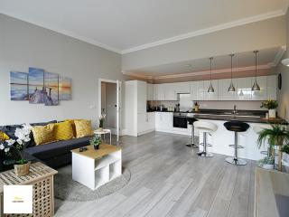 Long Term - Contractor Stays - Central - Sleeps 8 - wParking - 0