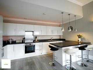 Long Term - Contractor Stays - Central - Sleeps 8 - wParking - 5