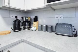 4 Bedroom 4 Bathroom Contractor House with Secure Locks on Each Bedroom Managed by Your Lettings Short Lets & Serviced Accommodation Peterborough including FREE Parking and WiFi - 7