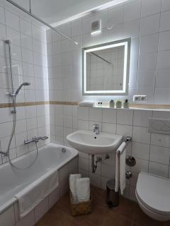 STAYaWHILE Apartment DELUXE nähe Herzzentrum, Bali Therme, Kurpark GOP, free Parking, Netflix, Boxspringbett, Balkon - 4