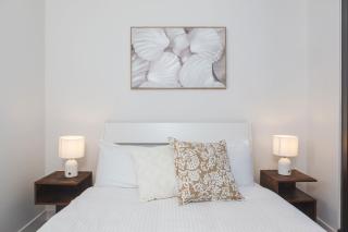 Stunning Top Floor City Views 2BR Gem, Central CBD - 2