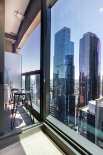 Stunning Top Floor City Views 2BR Gem, Central CBD - 8