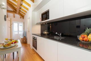 HostWise - Stylish Retreat in Porto's Heart - Porto - 8
