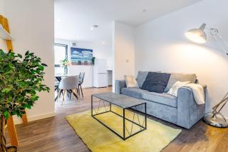 Swift Host - Spacious 1 Bedroom Apartment - Close to City Centre - Modern - 0