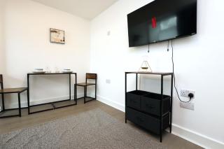 Studio - Kitchen - Parking - Ideal for Contractors - Gorseinon - 2