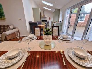 Luxury Sleeps 11 Kirkby Home by City SuperHost - Kirkby - 3
