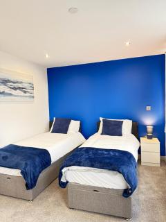 Two Bedroom Flat by Brookland Stays Serviced Accommodation Short Lets Leeds with Free WiFi - Yeadon - 5