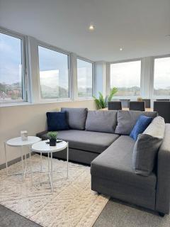 Two Bedroom Flat by Brookland Stays Serviced Accommodation Short Lets Leeds with Free WiFi - 9