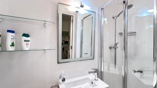 Centrally Located 2 Sea Eats Bus Right in Front - 5