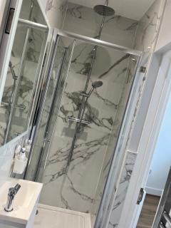 Ensuite double room 2 min walk to station 12 mins to Zone 1 - 6