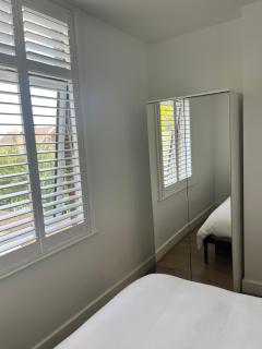 Ensuite double room 2 min walk to station 12 mins to Zone 1 - 5