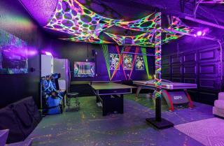 6 BR Waterfront Retreat Heated Pool and Game Room - 0