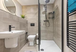 Modern 1BR Perfect Location! - Leeds - 2