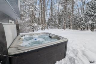 Sunset Drive with Hot Tub and Dog Friendly - Traverse City - 9