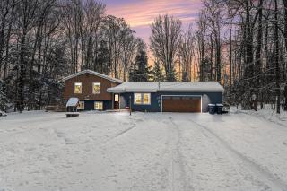 Sunset Drive with Hot Tub and Dog Friendly - Traverse City - 6