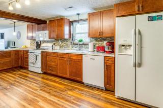 1 Mi to IU Hoosier Home with Fire Pit and Fenced Yard - Bloomington - 3