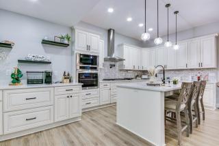 Spacious Barndominium walking distance-Lucas Oil! - 0