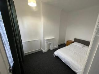 Cosy 2 Bed Home, Ideal Location - 4