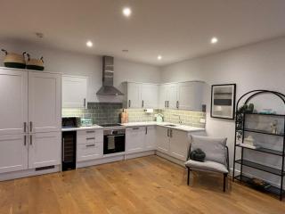Beautiful 2 Bed Apartment on the Beach - Worthing - 9