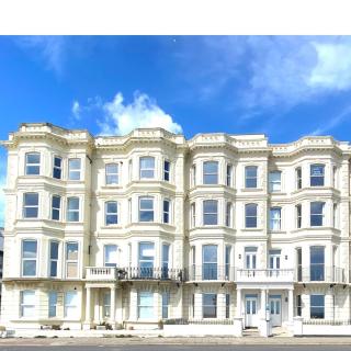 Beautiful 2 Bed Apartment on the Beach - Worthing - 4