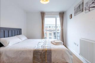 Modern 2 Bed Flat with Balcony, Easy London Access - London - 8