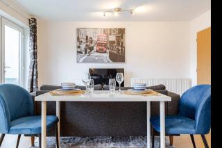 Modern 2 Bed Flat with Balcony, Easy London Access - London - 3