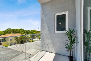 Top Floor Luxury - Views - 5 min to Downtown - 4