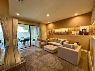 Luxury Home in Orlando with private Hot Tub - 7 Min from Disney Parks - 3 bedrooms and 4 bathrooms! - Orlando - 1