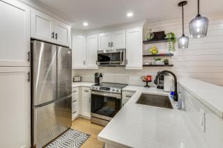 Golf Course View Modern Keowee Key Condo! - Salem - 3