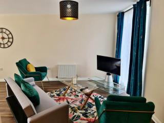 Cute 3 Bedroom House Near Etihad Stadium and CoOp arena with parking - 8