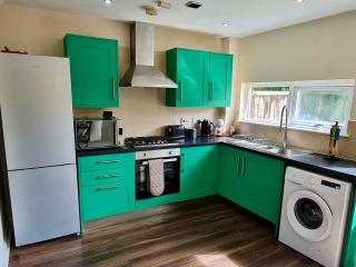 Cute 3 Bedroom House Near Etihad Stadium and CoOp arena with parking - 3