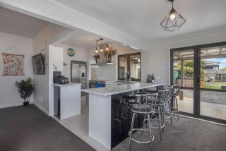 The Ultimate Beach House - One Tree Point - 9
