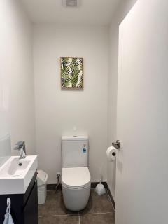 Edge West Home at handy location - Auckland - 8
