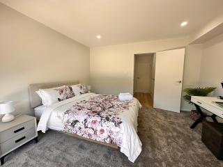 Edge West Home at handy location - Auckland - 6