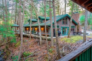 Couple's Retreat Lodge with Hot Tub and River Views - 9