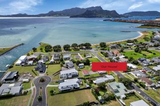 The Ultimate Beach House - One Tree Point - 8