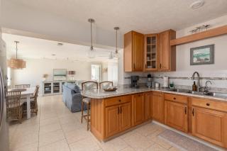 Shells Family Beach House Coastal Retreat with Private Pool Golf Cart & Steps to the Beach - Panama City Beach - 4