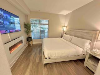 Surfs up! Cozy 1 Bedroom Condo with Fountain View - 1