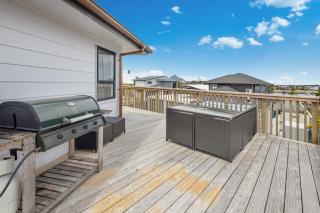 The Ultimate Deck House - One Tree Point - 1