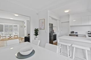 Beachside 3-Bed Retreat with BBQ & Garage - Glenelg - 1