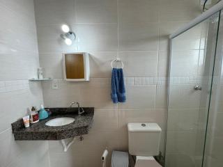 Apto 3 quadras da Praia Aviação, varanda com churrasqueira, 2 quartos, 2 banheiros, estacionamento - 5